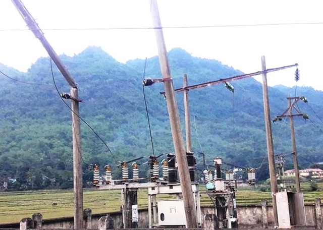 Ô tô kéo gãy cột điện, cả huyện mất điện - 2 Sự cố gây mất điện trên diện rộng.