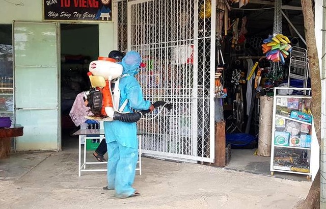Huy động cả hệ thống chính trị phòng, chống dịch sốt xuất huyết - 1 Phun hóa chất phòng trừ muỗi gây bệnh SXH ở huyện miền núi Tây Giang