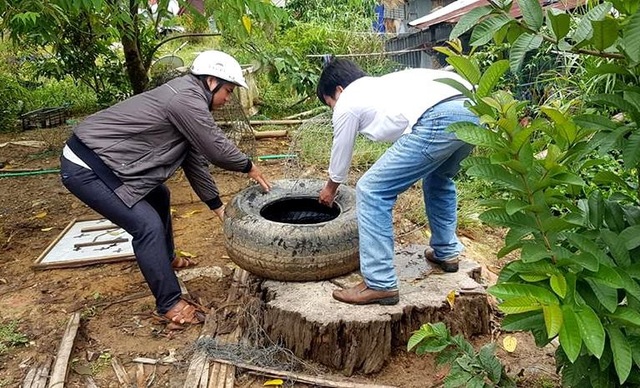 Huy động cả hệ thống chính trị phòng, chống dịch sốt xuất huyết - 2 Cán bộ được huy động đi diệt bọ gậy phòng trừ muỗi gây bệnh SXH phát triển