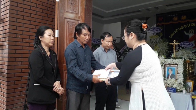 Bị đạp ngã xe khi đuổi bắt cướp, dân quân tự vệ tử vong - 1 Đại diện Ban thi đua khen thưởng tỉnh Đồng Nai trao Bằng khen của UBND tỉnh Đồng Nai cho thân nhân nạn nhân Nguyễn Thành Tùng