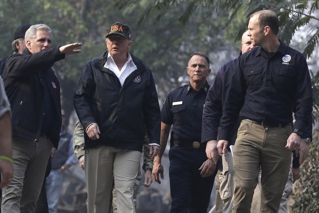 Ông Trump thăm hiện trường vụ cháy rừng khủng khiếp nhất lịch sử California - 2
Người đứng đầu Nhà Trắng cho rằng nguyên nhân dẫn đến thảm kịch là do năng lực quản lý rừng kém. Chúng ta cần phải nâng cao năng lực quản lý và phối hợp với các tổ chức hoạt động vì môi trường, ông Trump nói. (Ảnh: AFP)