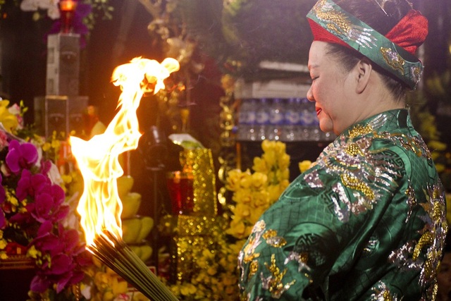 Nô nức về với đền ông Hoàng Mười - 4
Các buổi Hầu Đồng luôn được diễn ra trong tháng điện ông Hoàng Mười. Ảnh: Nguyễn Lăng