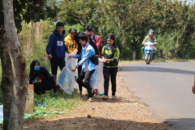 “Cơm trưa tặng bạn xa nhà” của đội ve chai trường huyện - 1 Việc thu gom phế liệu diễn ra sau buổi học sáng
