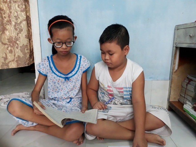 Đáng thương ba cha con nghèo mắc trọng bệnh không tiền chữa trị - 2 Hai con của anh Hậu cháu Ngô Phương Trang đang bị loạn thị nặng, suy dinh dưỡng nặng. Còn cháu Danh bi thiếu máu huyết tán di truyền từ cha