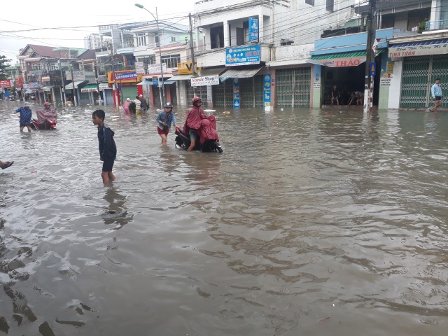 Học sinh Nha Trang được nghỉ học ngày mai do mưa lũ - 1 Mưa lớn khiến nhiều đường phố ở Nha Trang bị ngập lụt cục bộ sáng 18/11