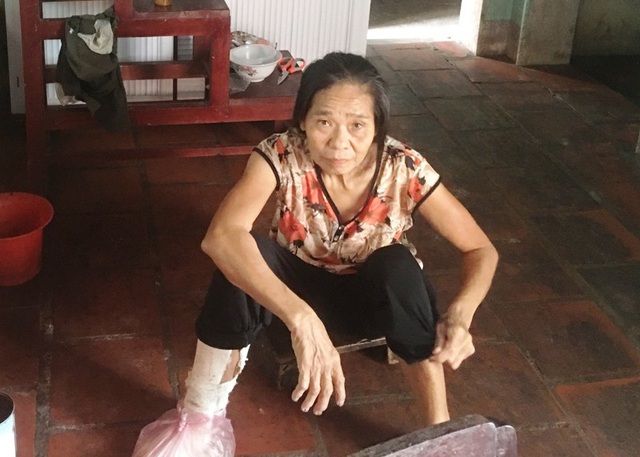 Trao quà nhân ái đến gia đình ông Đỗ Văn Cường - 1 Bà Thắng bị bệnh thần kinh nên suốt ngày nói lảm nhảm.