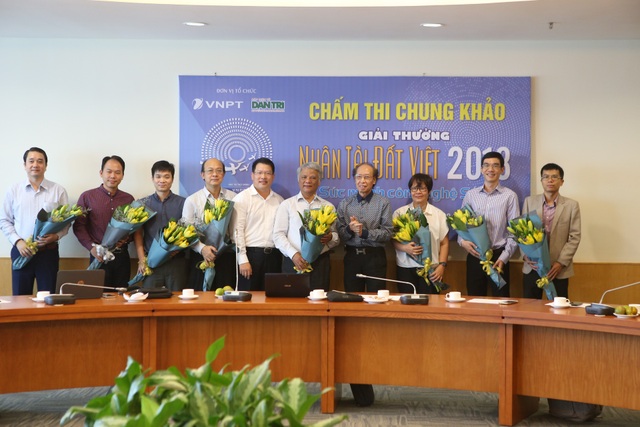 Chấm Chung khảo Nhân tài Đất Việt 2018: Thí sinh bị quay như "chong chóng" - 5
Đại diện BTC tặng hoa các thầy cô giáo trong hội đồng giám khảo của Giải thưởng NTĐV 2018 mừng ngày Nhà giáo Việt Nam 20/11.