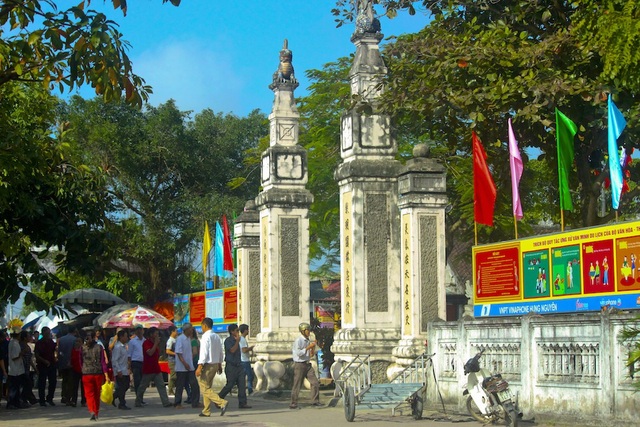 Nô nức về với đền ông Hoàng Mười - 6 Đền thờ Ông Hoàng Mười tại xóm Xuân An, xã Hưng Thịnh, huyện Hưng Nguyên, tỉnh Nghệ An. Cách Thành phố Vinh khoảng 2 km đường bộ. Ảnh: Nguyễn Lăng