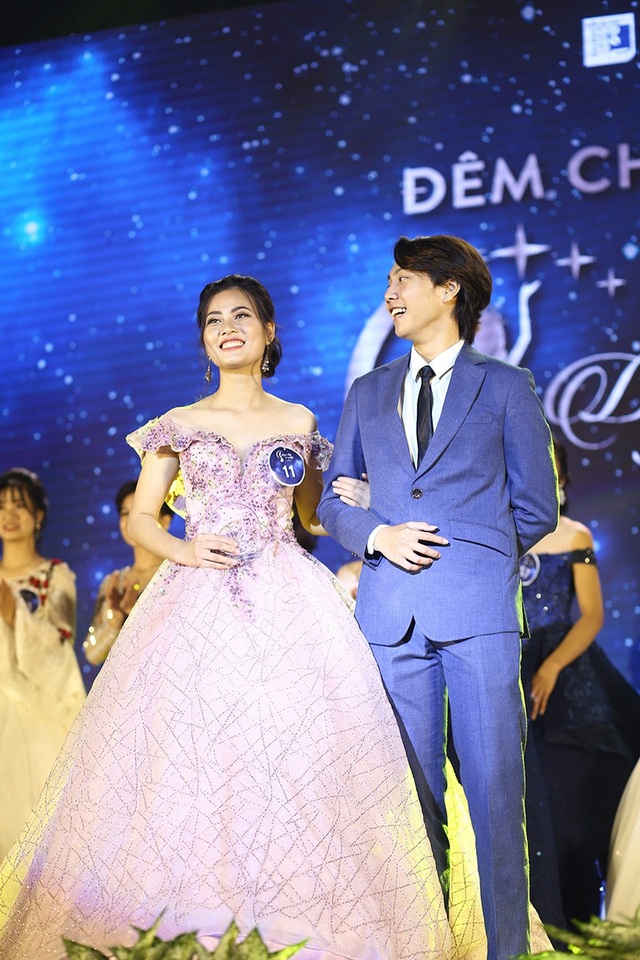 Nữ sinh tóc tém đăng quang Hoa khôi ĐH Xây dựng 2018 - 13
Giải Cặp đôi đẹp nhất được trao cho Bùi Thị Nguyệt Hạ cùng bạn diễn của mình.