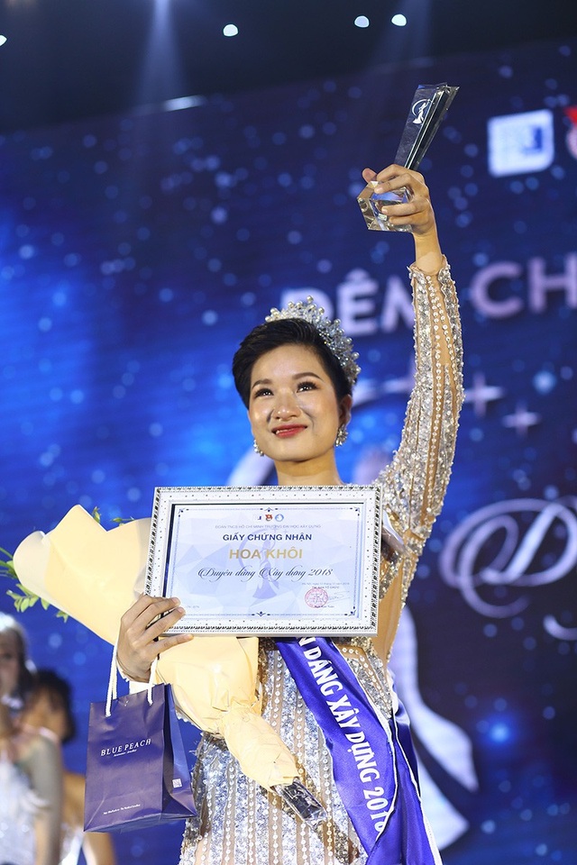 Nữ sinh tóc tém đăng quang Hoa khôi ĐH Xây dựng 2018 - 6
Với những phần thể hiện của mình, Ngô Thị Lan Anh đã đăng quang ngôi vị Hoa khôi Duyên dáng Xây dựng 2018 đầy xứng đáng