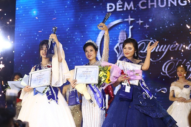 Nữ sinh tóc tém đăng quang Hoa khôi ĐH Xây dựng 2018 - 7
Top 3 của cuộc thi gồm Ngô Thị Lan Anh, Nguyễn Thị Bích Ngọc và Phạm Quỳnh Anh (váy xanh)