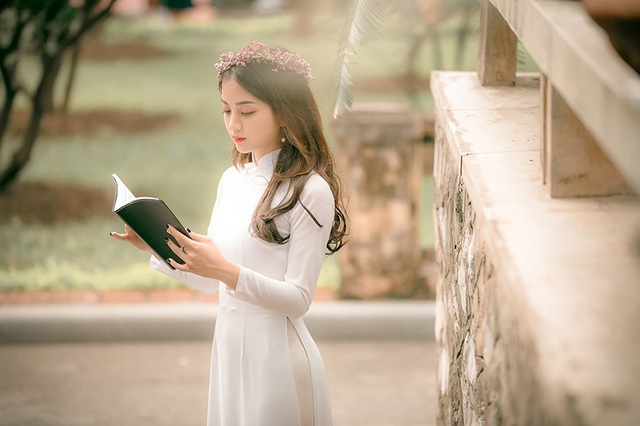 Nữ sinh ĐH Thương mại sở hữu vẻ đẹp không góc chết - 5 Bộ ảnh trong trang phục áo dài của Nguyễn Dung khiến nhiều người “thương nhớ” khôn nguôi. Duyên dáng, dịu dàng, thướt tha là những mỹ từ mà Dung nhận được.