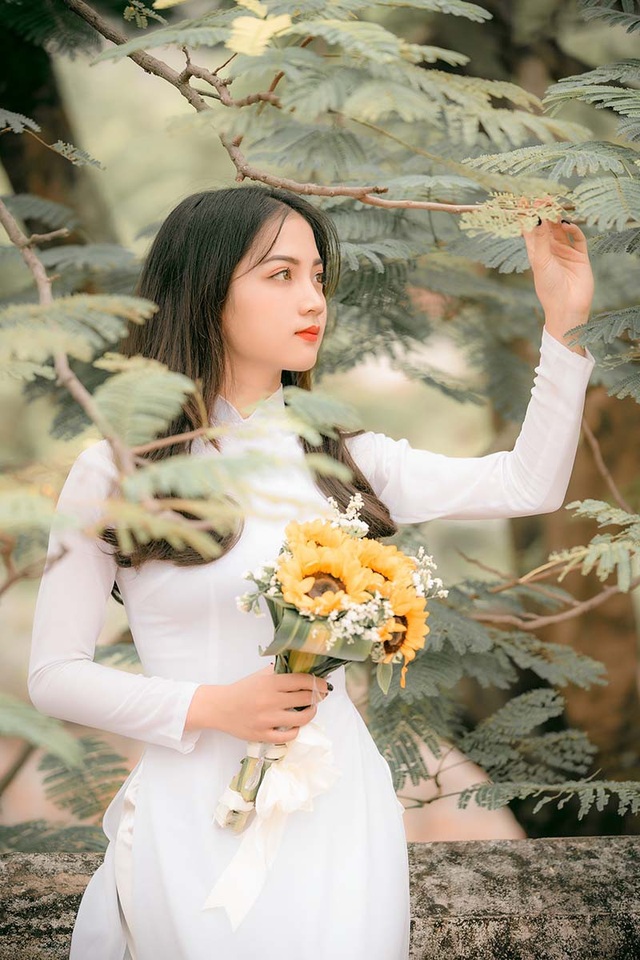 Nữ sinh ĐH Thương mại sở hữu vẻ đẹp không góc chết - 1 Cũng như những bạn sinh viên năm cuối khác, Nguyễn Thị Dung cảm thấy bồi hồi, bịn rịn khi đến lúc phải gửi lời giã biệt giảng đường. 4 năm không quá dài so với một đời người, thế nhưng trong quãng thời gian ấy cô đã học được cách trưởng thành và tự lập.