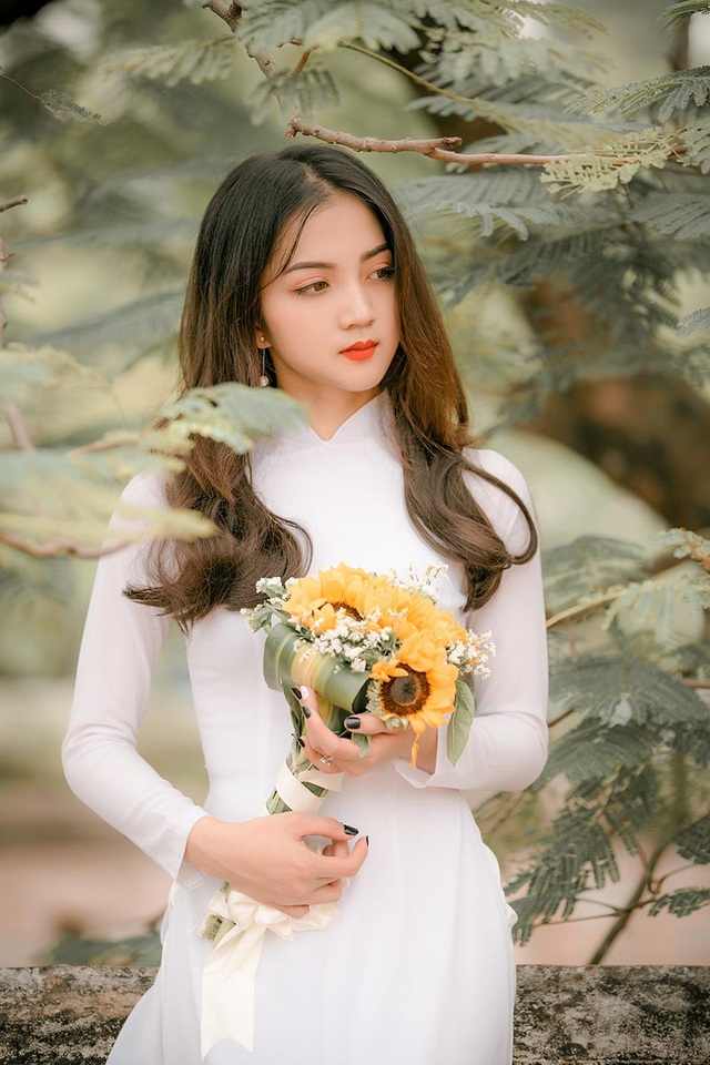 Nữ sinh ĐH Thương mại sở hữu vẻ đẹp không góc chết - 2 Cô gái sinh năm 1997 cho biết: “Em đã có thời sinh viên với những kỷ niệm đáng nhớ. Sau này ra trường, bạn bè mỗi đứa một nơi, chỉ mong rằng mọi người đừng quên và vẫn giữ liên lạc với nhau”.