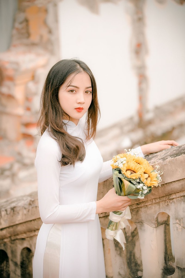 Nữ sinh ĐH Thương mại sở hữu vẻ đẹp không góc chết - 6 Nguyễn Dung cho biết đây là bộ ảnh kỷ yếu khép lại 4 năm miệt mài nơi giảng đường của cô. Dung xem đây như một kỷ niệm đáng nhớ trong quãng thanh xuân tươi đẹp, lưu giữ những khoảnh khắc này là một cách để cô nâng niu ký ức.