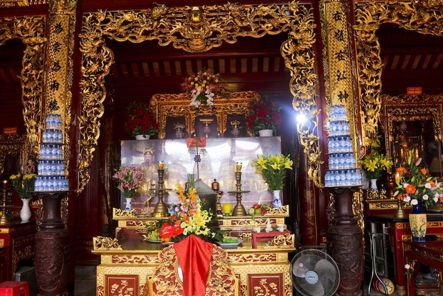 Nô nức về với đền ông Hoàng Mười - 7 Khung cảnh bên trong Điện Chính của ngồi đến tôn thờ ông Hoàng Mười. Ảnh: Nguyễn Lăng.