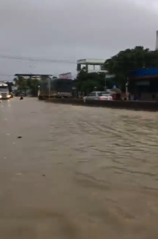 Mưa lũ kinh hoàng, ít nhất 4 người chết ở Nha Trang - 4 Quốc lộ 1A ở Khánh Hòa ngập cục bộ nhiều nơi do mưa lớn từ đêm qua đến sáng nay (Ảnh: cắt từ clip người dân)