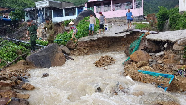 Mưa lũ, sạt lở kinh hoàng ở Nha Trang: 11 người chết, 2 người mất tích - 1 Mưa lũ, sạt lở kinh hoàng ở Nha Trang: 11 người chết, 2 người mất tích - 1