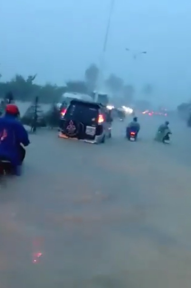 Đường sắt Bắc - Nam thông tuyến sau 12 giờ tê liệt - 1 Mưa lớn khiến nhiều nơi ở Nha Trang bị lụt cục bộ, sạt lở đất sáng 18/11