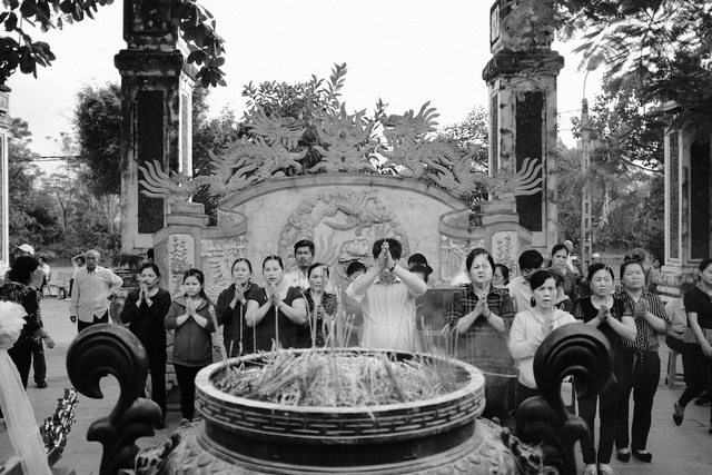 Nô nức về với đền ông Hoàng Mười - 9 Du khách về với đền ông Hoàng Mười cầu tài, cầu lộc cho bản than và gia đình. Ảnh: Nguyễn Lăng