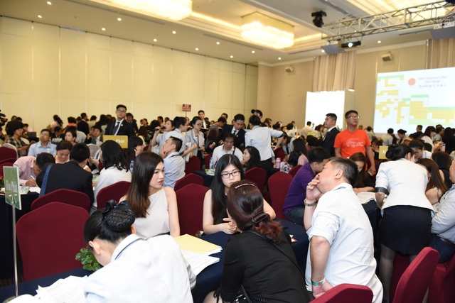 Căn hộ cao cấp TPHCM: Nghịch lý thừa vẫn thừa, mà thiếu vẫn thiếu! - 8
Có 600 khách được mời đến dự trong tổng số 2.000 khách quan tâm.