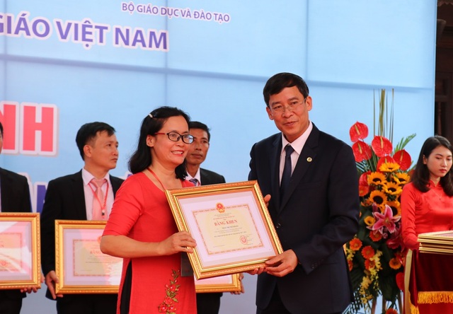 Vinh danh 183 tấm gương Nhà giáo tiêu biểu toàn quốc năm 2018 - 5 Tại buổi lễ, Thứ trưởng Bộ GD&ĐT Nguyễn Hữu Độ, Chủ tịch Công đoàn Giáo dục Việt Nam Vũ Minh Đức đã trao bằng khen của Bộ trưởng Bộ GD&ĐT cho 183 nhà giáo tiêu biểu toàn quốc năm 2018.