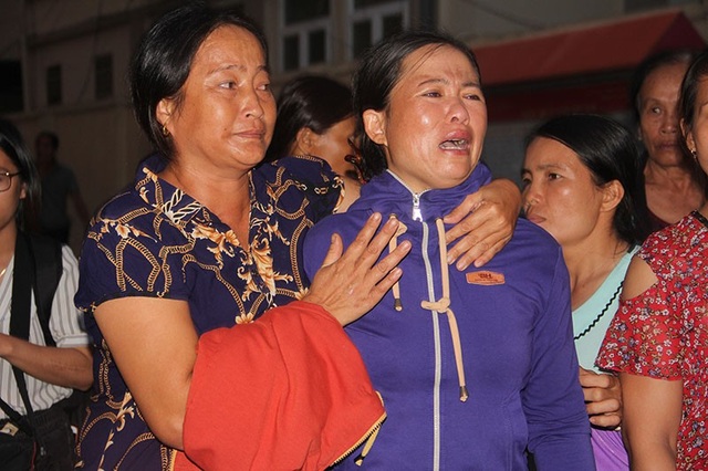 Tài xế cố tình cán chết nam sinh lĩnh án 12 năm tù - 5 Mặc dù HĐXX đã tuyên phạt bị cáo nhưng mẹ nạn nhân vẫn không khỏi đau đớn, gào khóc tên con.