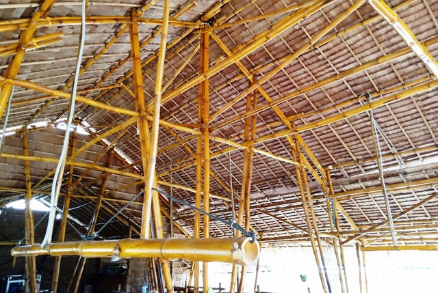 Tới Sa Đéc nên dừng chân ở chỗ này - 14 Mái nhà ăn trung tâm được lợp bằng lá; toàn bộ khung sườn căn nhà được làm bằng tre