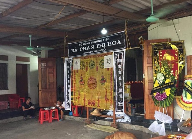 Vợ tử vong, chồng nguy kịch nghi do uống lá cây lạ để hạ huyết áp - 2 Gia đình đang tổ chức đám tang cho bà Hoa.