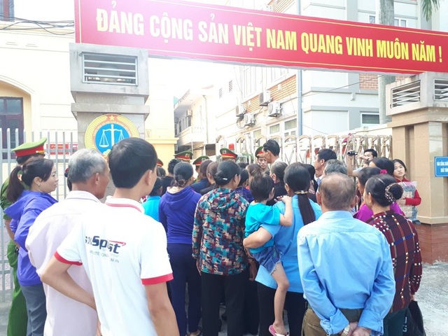 Sáng nay mở lại phiên xử vụ án tài xế xe ben cán chết nam sinh - 1
Đông người dân đến dự phiên tòa