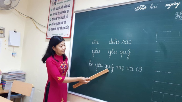 Buồn vui sau bục giảng của cô giáo hơn 30 năm gắn với sự nghiệp trồng người - 2 Mỗi lần đứng trên bục giảng, được nhìn thấy học trò khiến cô giáo Hằng quên đi số phận của mình.
