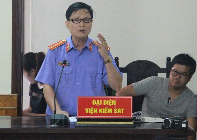 Tài xế cố tình cán chết nam sinh lĩnh án 12 năm tù - 3 Đại diện VKS đưa ra nhiều chứng cớ xác đáng cho rằng bị cáo phạm tội Giết người.