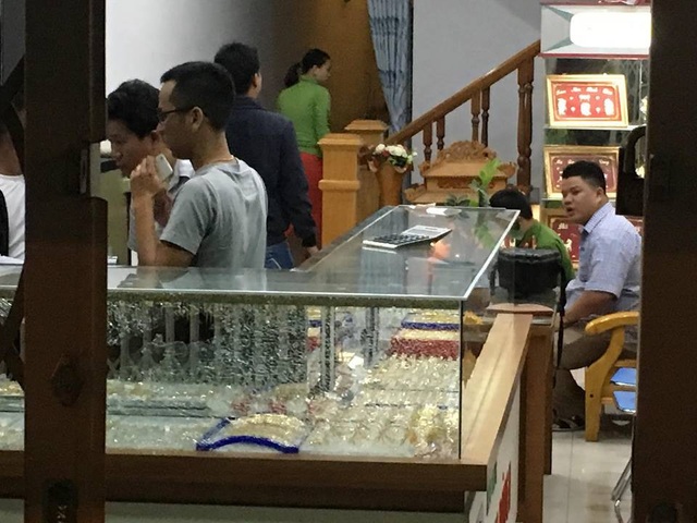Truy bắt nam thanh niên cầm búa cướp tiệm vàng - 2 Lực lượng công an đang khám nghiệm hiện trường tiệm vàng