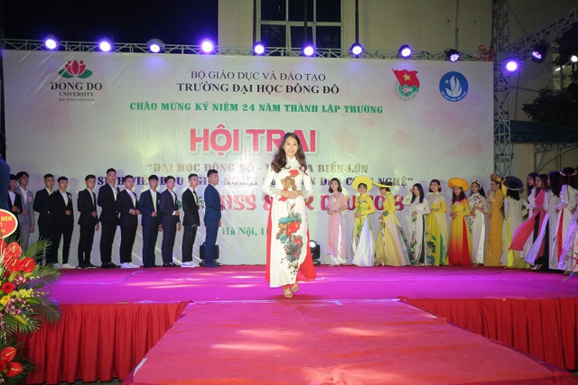 Vẻ đẹp rạng ngời, thông minh của hoa khôi trường ĐH Đông Đô - 6
Á khôi 2 Khánh Linh trong phần thi áo dài.