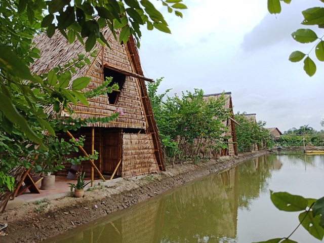 Tới Sa Đéc nên dừng chân ở chỗ này - 8 Hiện khu nhà nghỉ của thầy Phong có 4 căn nhà lá nhỏ xinh thế này. Sắp tới thầy làm thêm khu vui chơi, vườn rau và một khu nhà ở theo kiểu liền kề cho khách đoàn ở