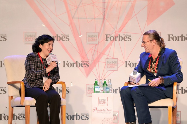 Tổng Giám đốc Vinamilk - Người phụ nữ duy nhất được Forbes Việt Nam vinh danh giải thưởng "Thành tựu trọn đời" - 1
Bà Mai Kiều Liên trò chuyện cùng ông Dominic Scriven, Chủ tịch quỹ đầu tư Dragon Capital trên sân khấu Women Summit 2018 do Forbes Việt Nam tổ chức (Ảnh: Lý Võ Phú Hưng)