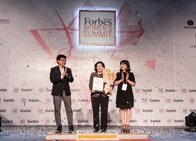 Tổng Giám đốc Vinamilk - Người phụ nữ duy nhất được Forbes Việt Nam vinh danh giải thưởng "Thành tựu trọn đời" - 2
Ông Nguyễn Bảo Hoàng – Chủ tịch Công ty Truyền thông Tương tác, Forbes Việt Nam và bà Chu Thị Thu Hằng, Tổng biên tập báo Văn hóa trao giải thưởng “Thành tựu trọn đời” cho bà Mai Kiều Liên – Tổng Giám đốc Vinamilk (Ảnh: Forbes Việt Nam)