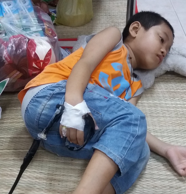 Đã mất 1 quả thận, bé trai 5 tuổi vẫn thiếu tiền vào thuốc - 1 Mới 3 tuổi Phước Thiện đã phát bệnh u bướu nguyên bào thượng thận
