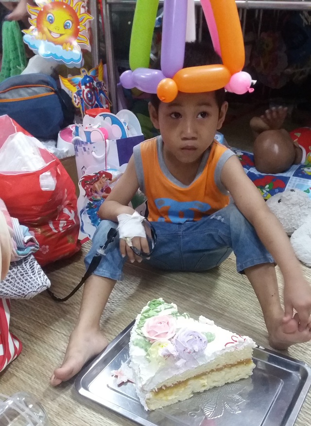 Đã mất 1 quả thận, bé trai 5 tuổi vẫn thiếu tiền vào thuốc - 2 Từ đó, bệnh viện đã trở thành căn nhà thứ 2 của con, nơi con đã đón 2 cái sinh nhật cùng các bạn cùng phòng bệnh