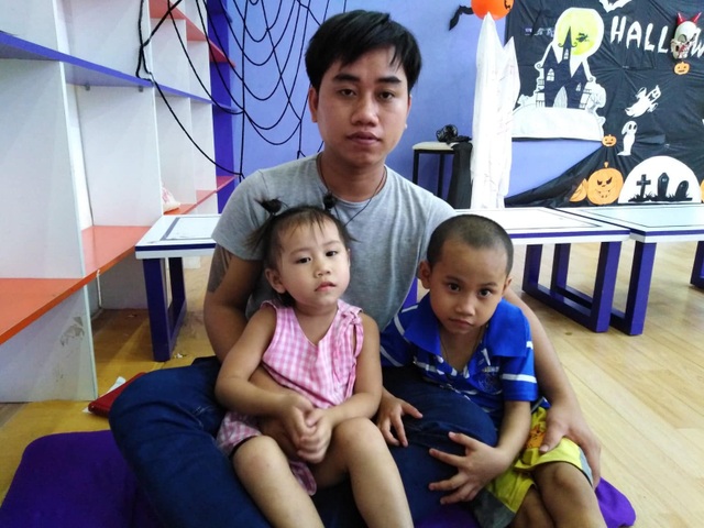 Đã mất 1 quả thận, bé trai 5 tuổi vẫn thiếu tiền vào thuốc - 10 Mỗi lúc đưa Phước Thiện đi viện, anh Phước dẫn theo cả bé nhỏ đi cùng để đỡ tốn tiền gửi trẻ 50.000 mỗi ngày