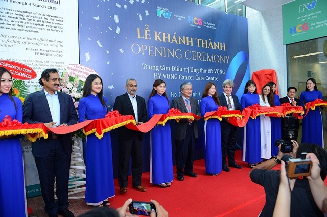 Bệnh viện FV hợp tác cùng bệnh viện lớn nhất Ấn Độ nâng tầm điều trị ung thư - 1 Đại diện bệnh viện FV, quỹ Quadria, bệnh viện HCG và Hội Ung thư Việt Nam cắt băng khánh thành Trung tâm Điều trị Ung thư Hy Vọng
