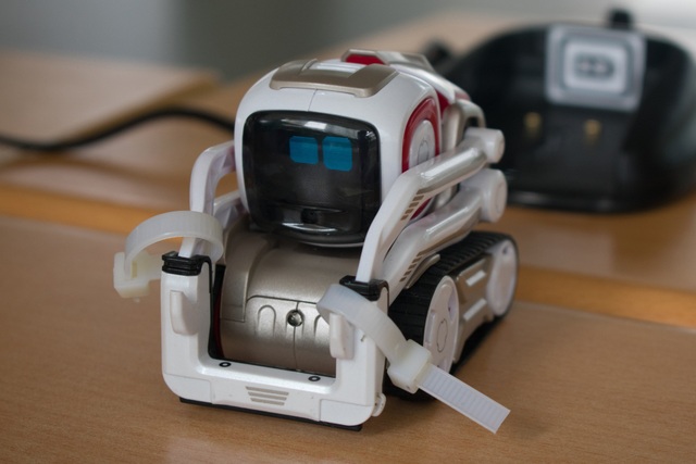 Học sinh Hà Nội thích thú trải nghiệm công nghệ 4.0 tại GART Expo 2018 - 3 Chú robot Cozmo đáng yêu đã thu hút sự chú ý của các bạn nhỏ đến với GART Expo 2018
