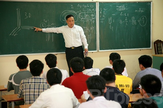 Người thầy thắp lên ngọn lửa đam mê khoa học vươn tầm quốc tế - 2
GS.TSKH Nguyễn Đình Đức giảng bài cho sinh viên