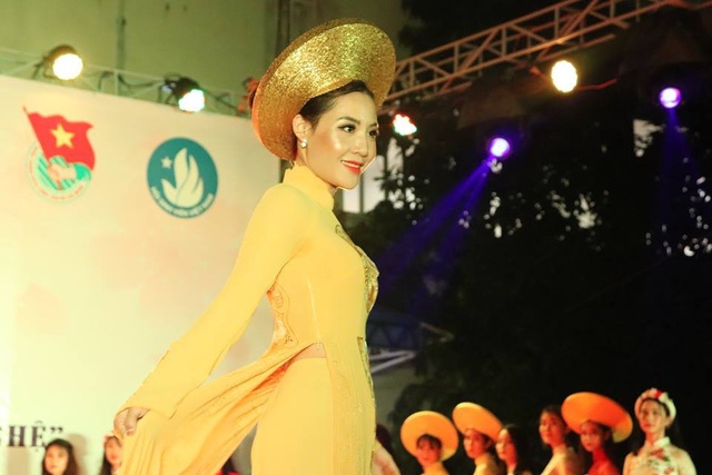 Vẻ đẹp rạng ngời, thông minh của hoa khôi trường ĐH Đông Đô - 1
Vũ Thị Hảo trong phần thi áo dài