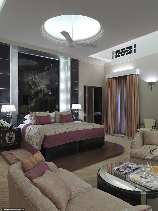 Chiêm ngưỡng không gian cưới hỏi của Hoa hậu Thế giới - 12
Phòng Maharani Suite với tông màu hồng là chủ đạo trong trang trí, đi kèm với phòng ngủ là các phòng tắm, phòng thay đồ và phòng ăn đều có diện tích lớn.