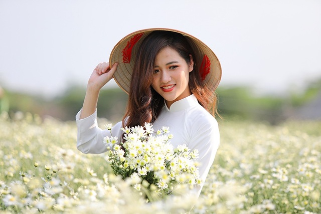 Nữ sinh Hà Nội khoe sắc bên cúc hoạ mi - 12
Bạn Lê Minh Quỳnh chia sẻ: Tuy cúc mới chỉ đầu mùa nhưng đã rất đẹp, mình quyết định đi chụp ảnh ngay vì mùa cúc qua đi rất nhanh.