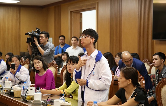 8x khiếm thính bỏ ước mơ riêng để chăm lo cho những đứa trẻ cùng cảnh - 2 Thầy giáo khiếm thính mong mỏi hoàn thiện bộ ngôn ngữ kí hiệu dành cho người điếc. Trong ảnh, thày Quang trình bày mong muốn này trước lãnh đạo Bộ Giáo dục và đào tạo