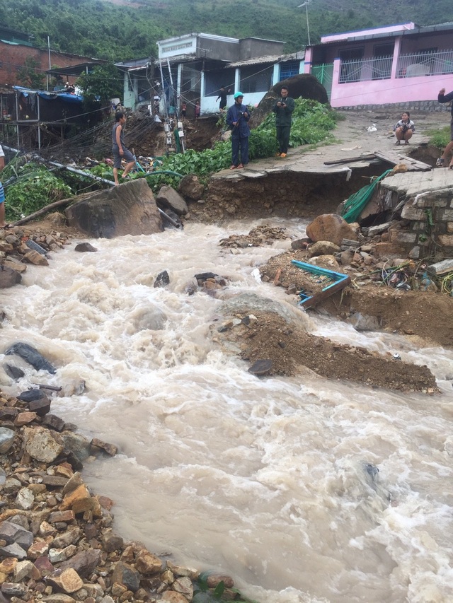 Mưa lũ kinh hoàng ở Nha Trang: 4 học sinh tử nạn thương tâm - 2 Mưa lũ kinh hoàng ở Nha Trang: 4 học sinh tử nạn thương tâm - 2