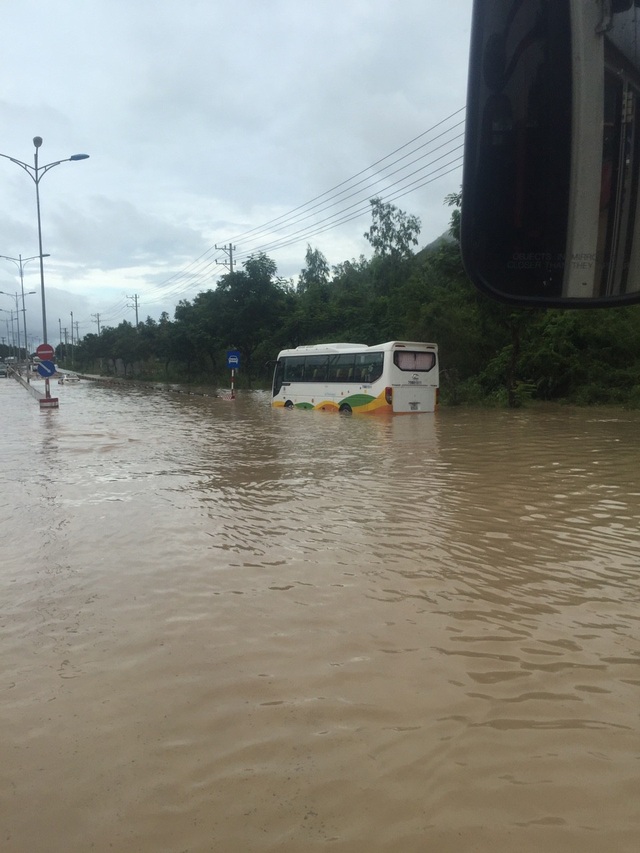 Mưa lũ kinh hoàng ở Nha Trang: 4 học sinh tử nạn thương tâm - 3 Nha Trang bị ngập sâu và thiệt hại nhất định sau trận mưa lũ kinh hoàng hôm 18/11