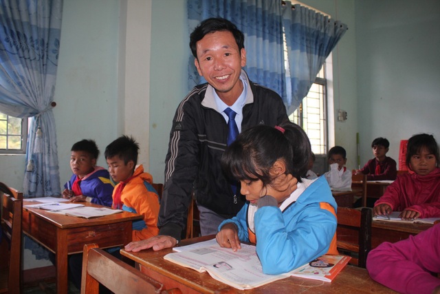 Hành trình “bám bản” gieo chữ: “Tôi đã suýt bị lũ cuốn trôi khi đi dạy” - 1 Người thầy có hơn 15 năm, dành cả tuổi thanh xuân hiến dâng cho vùng cao